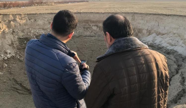<p>“Birinci basamak ile ikinci basamağın arasındaki düz bölgede obruk oluşmuş”</p>
