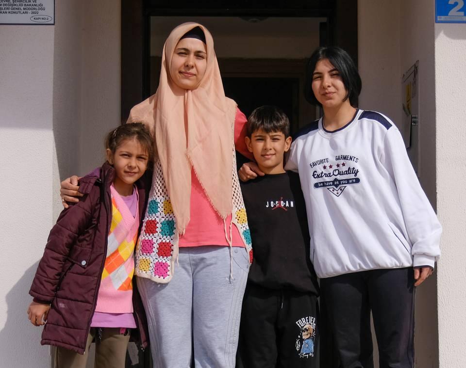 <p>Başta Kahramanmaraş ve Hatay’dan gelenler olmak üzere 502 depremzede evlere yerleşti. Antakya’dan gelen sağlık memuru 4 çocuk annesi Nurcan Doğan, “Buradaki köylülerimizden Allah razı olsun. Hiç aileyi aratmıyorlar, bize çok destek oluyorlar. </p>