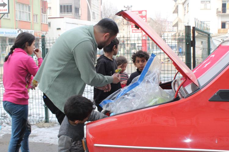 <p>Gördüğü rüya karşısında Kahramanmaraş'ın Elbistan ilçesine hareket ederek çocuklara oyuncakları tek tek dağıttığını söyleyen Rıdvan İkinci, "Daha önce depremin yaşandığı ilk günlerde esnaf arkadaşlarımızla beraber Kahramanmaraş'ın Elbistan ilçesine yardım götürdük. Bu olayın ardından bir arkadaşım oğluma ve kızıma hediye gönderdi. Kızımın bu hediyeyle uyuduğunu gördüğümde etkilenmeye başladım." dedi.</p>
