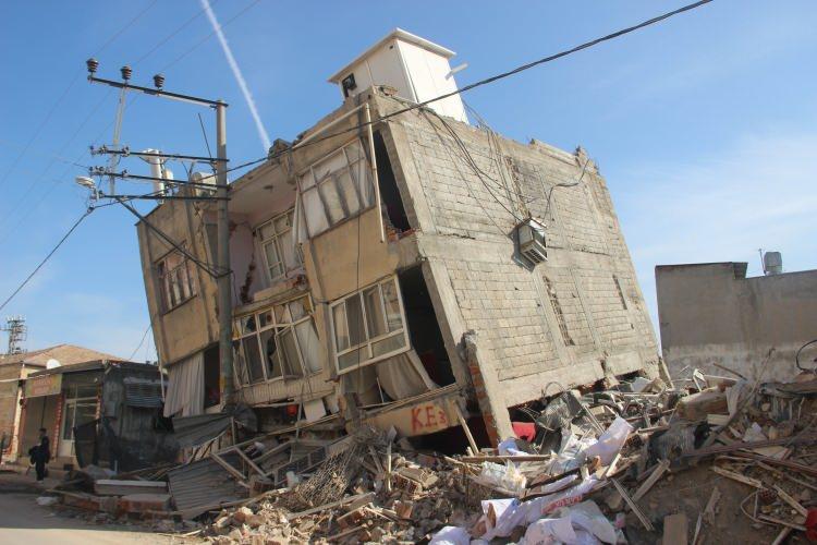 <p>Şimdi de deprem konutlarının hızlı ve güvenilir şekilde bir an önce yapılabilmesi için ellerini taşın altına koyuyorlar” diye konuştu.</p>
<p> </p>