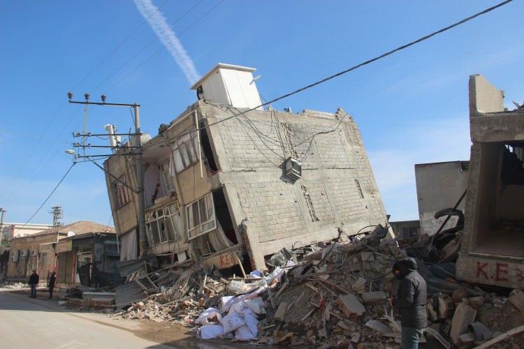 <p>Depremde 50 bine yakın vatandaşın hayatını kaybettiğine dikkat çeken Rifat Hisarcıklıoğlu, 173 bin bina, yıkık, acil yıkılacak ve ağır hasarlı olarak tespit edildiğini, 1.7 milyon kişinin konut ve barınma ihtiyacı olduğunu aktardı.</p>
