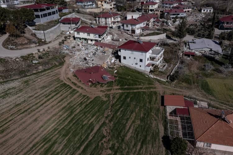 <p>Köyde enkaz altında kalan 5 kişiyi kendi imkanlarıyla çıkardıklarını dile getiren Ünlügedik, "Depremde mahallede 19 kişi vefat etti, imkanımız olsaydı bu sayı 7-8'e kadar düşebilirdi." dedi.</p>

<p> </p>
