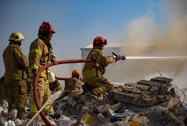 <p>Hatay'ın Antakya ilçesinde, depremde yıkılan aroma ve esans fabrikasının enkazında çıkan yangın kontrol altına alınmaya çalışılıyor.</p>
