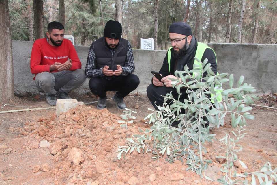 <p><strong>Yeğenin cenazesini kendi elleriyle kaldırdı</strong><br />
<br />
Burhan Polat’ın isminin caddeye verilmesini isteyen Demir, yeğeninin cenazesini kendi elleriyle enkazdan çıkararak hastaneye götürdüklerini ifade etti. Demir, "Caddeye ismi verilirse çok seviniriz. Kahraman gibi 50-60 kişiyi çıkarttı. Ben binadan aşağıya iniyordum. Çocukları bana doğru ‘Baba’ diye bağırıyordu. Benden önce çıktığını söyledim. Bir de baktık ki yan tarafta duvarın altında kalmış. Önce bizi kurtardı. Hepimizin kapılarını tekmeledi uyardı. Benden 2 saniye önce çıktı. Baktık ki yan tarafta düşmüş, enkaz altında kalmış. Kardeşi Mehmet ve çocukları ile birlikte kaldırdık. Omuzundan tutup kaldırdık, arabaya koyduk hastaneye götürdük’’ dedi.</p>
<p> </p>