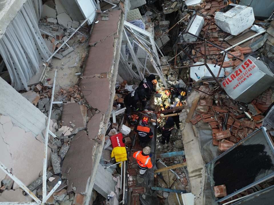<p>Hatay'da meydana gelen 6.4'lük depremde Gazi Mahallesi, Şehit Murat Nuraydın Caddesi'nde bir apartman yıkıldı. </p>
