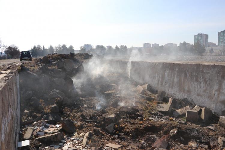 <p>Kayapınar ilçesi Fabrika Mahallesi’nde eski Gümrük Müdürlüğü binasının arkasında yer alan boş arazide yıkıntıların arasında Kahramanmaraş merkezli depremlerin ardından, yer altından dumanlar yükselmeye başladı.</p>
