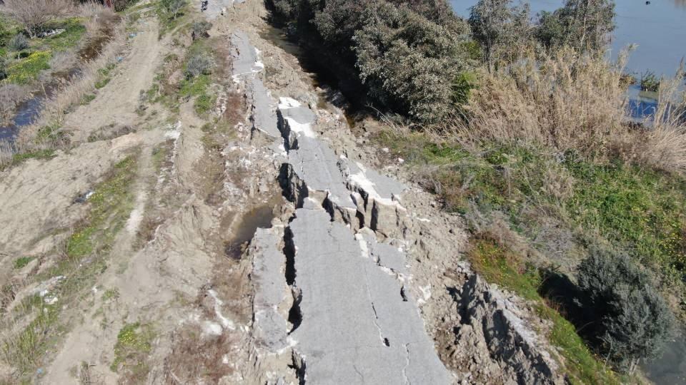 <p><strong>Hatay'da korkutucu görüntüler: 3 kilometrelik yol önce yarıldı sonra çöktü</strong></p>

<p>Hatay'ın Samandağ ilçesinde Kahramanmaraş merkezli meydana gelen depremler sonrası yaklaşık 3 kilometrelik bir yolda derin yarıklar ve çökmeler oluştu. Depremin şiddetini gözler önüne seren o yol, havadan görüntülendi.</p>
