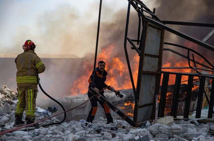<p>Kahramanmaraş merkezli 6 Şubat'taki depremlerde yıkılan Güzelburç Mahallesi'ndeki aroma ve esans fabrikasının enkazında, işçilerin malzeme ayıklama işlemi yaptığı sırada yangın çıktı.</p>
