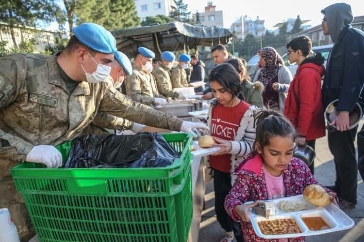 <p><strong>"Şu ana kadar 5 bin 994 civarında yaralı ve hasta geldi. Onlara gerekli sağlık müdahalesi yapıldı. Buralarda 82 ameliyat gerçekleştirildi. </strong></p>