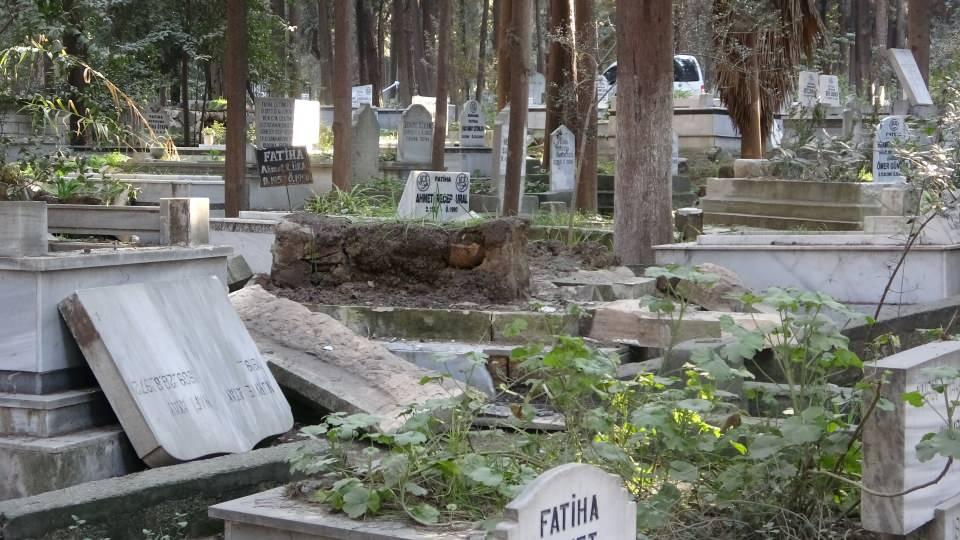 <p>Depremin yıkıcı etkisi sadece binalara olmazken Antakya Asri Mezarlığında bazı mezarlarda hasar oluşurken bazılarının da yola uçtuğu görüldü. </p>
