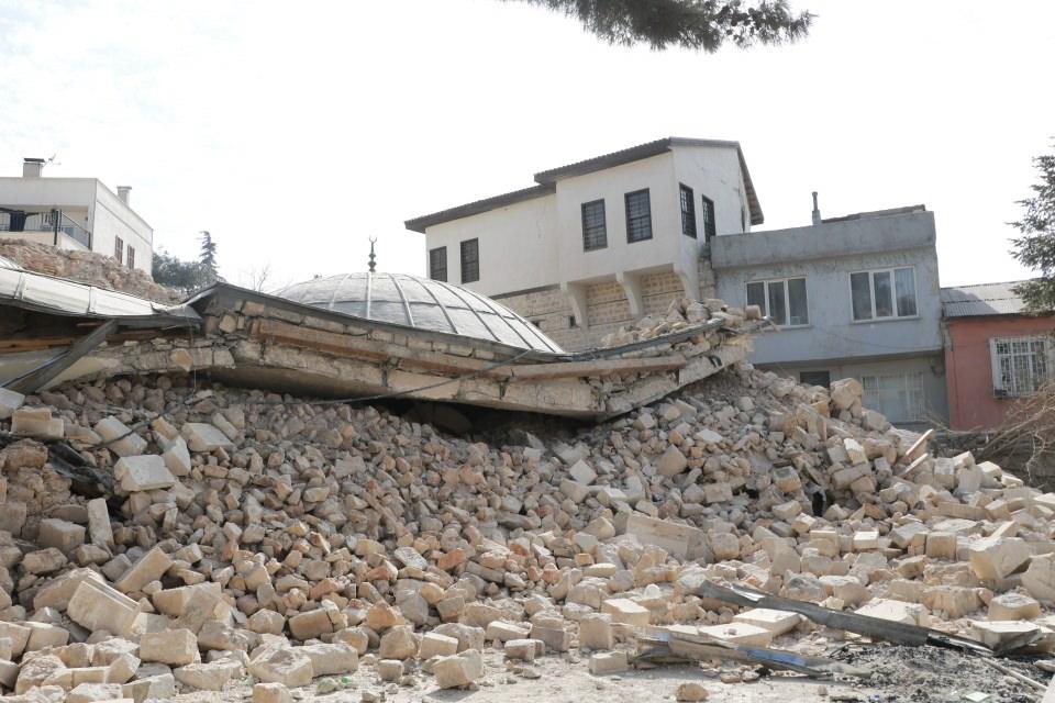 <p> Biz de zaten şehrin kurtuluş günü 12 Şubat tarihinden önce tadilat nedeniyle camimizi kapatmıştık. Cuma cemaatimize son cuma olduğunu ifade etmiştik. Fransız’ın yıkamadığı camimizi maalesef depremde kaybettik. </p>
