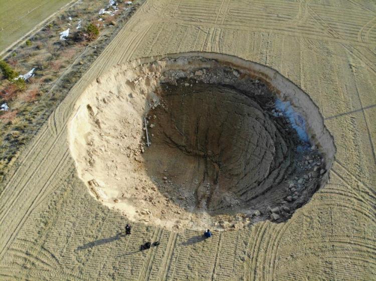 <p>Konya’nın Karapınar ilçesinde yaklaşık 37 metre çapında, 12 metre derinliğinde obruk oluştu.</p>
