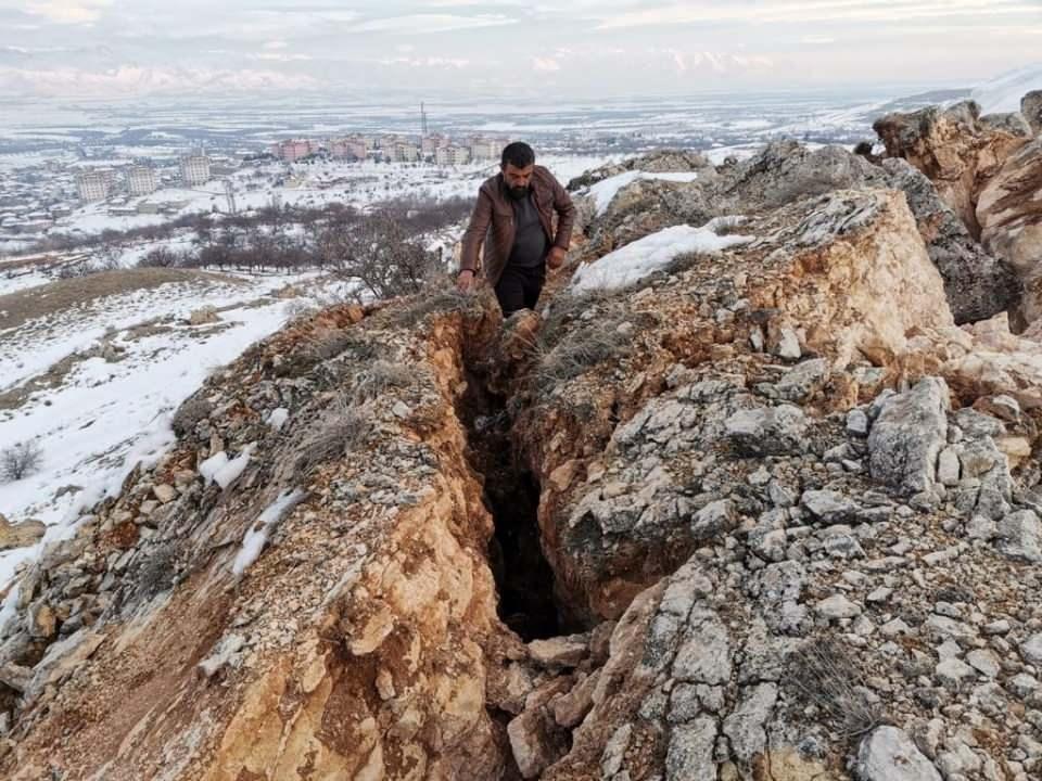 <p><strong>Malatya’da korkunç manzara: Deprem dağı ikiye böldü</strong><br />
<br />
Kahramanmaraş merkezli depremlerin vurduğu Malatya’nın Akçadağ ilçesinde bir dağda derin yarıklar oluştuğu görüldü.</p>

<p> </p>
