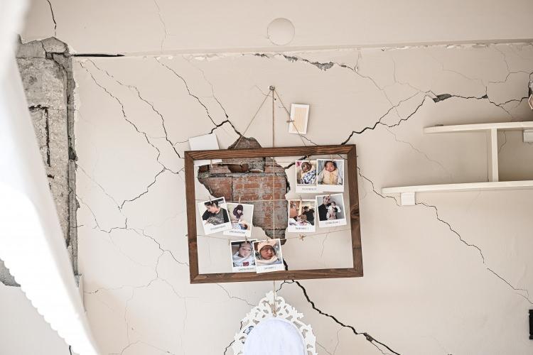 <p>Kahramanmaraş merkezli depremlerden etkilenen Hatay'ın Antakya ilçesinde fotoğraf karelerine yansıyan görüntüler, yıkımın boyutunu gözler önüne serdi.</p>

