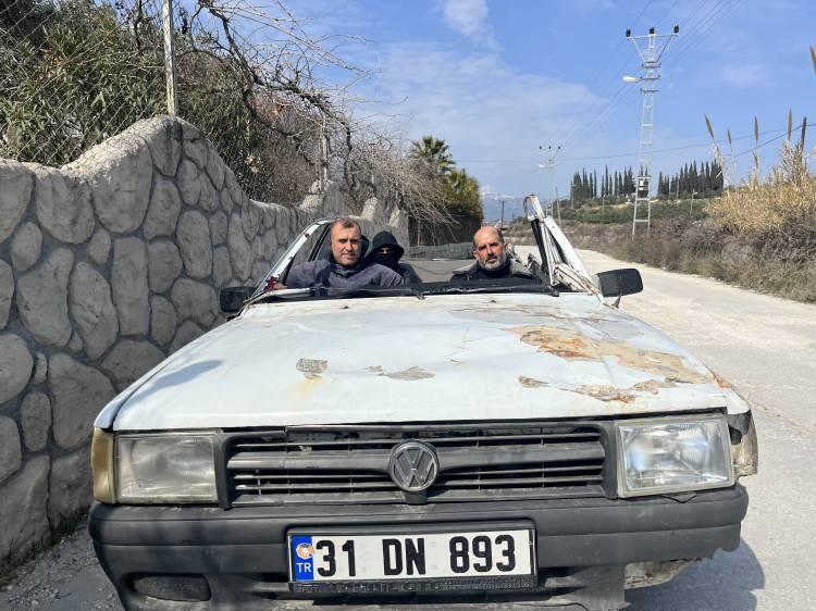 <p>52 yaşındaki Oğural, “Deprem nedeniyle evimiz yıkıldı. Sarsıntı olduktan sonra aracın anahtarını alarak hemen evden ayrıldık. Enkaz altında kalmaktan canımızı kurtardık ama otomobilim enkaz altında kaldı. </p>
