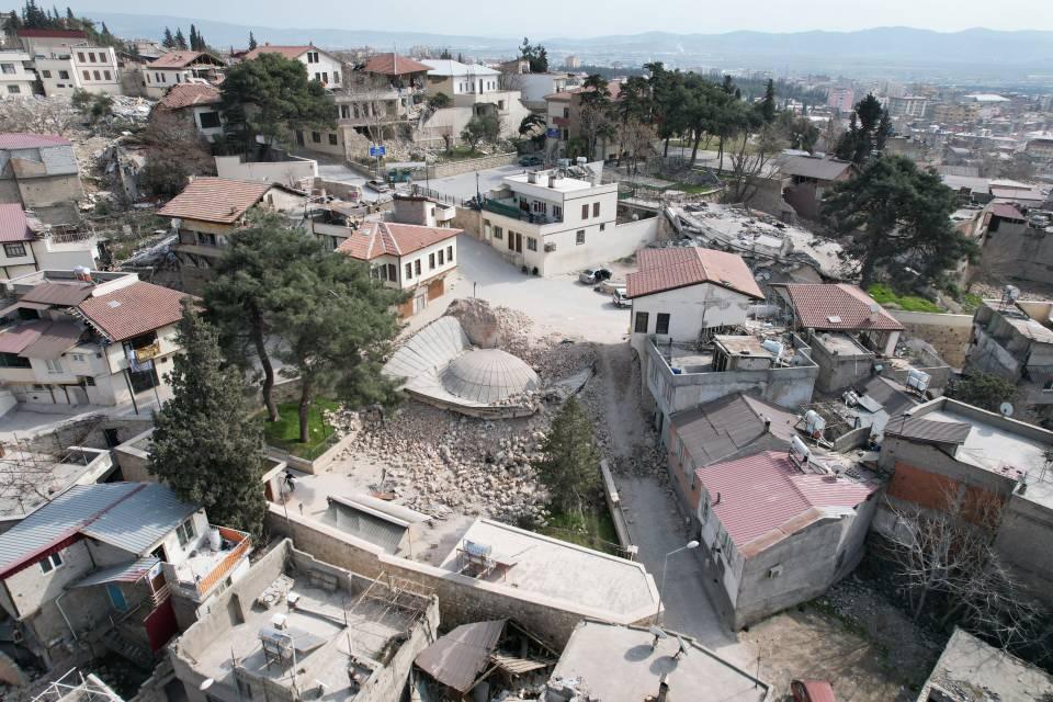 <p>Milli Mücadele döneminde işgal edilen Kahramanmaraş’ın Dulkadiroğlu ilçesinde Fransız askerleri tarafından Abarabaşı Kilisesi’nden atılan top mermisi, tarihi Şeyh Camii'nin minaresine isabet etti. Minarenin taşları arasına sıkışan patlamamış top mermisi 103 yıldır adeta minarede dururken, Fransızların yıkamadığı cami Kahramanmaraş’ta meydana gelen depremde tamamen yıkıldı.<br />
 </p>
