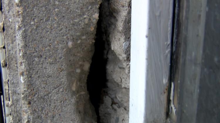 <p>Esenler'de pas tutarak çürüyen demirleri, çatlamış kolonlarıyla endişeye yol açan 35 yıllık, 5 katlı binanın sakinleri duruma çözüm bulunması için yetkililerden yardım istiyor</p>
