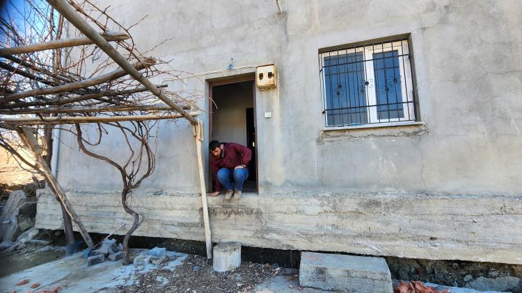 <p>Kahramanmaraş merkezli iki ayrı deprem birçok ilde büyük yıkımlara yol açarken, <strong>Adıyaman</strong>’da bir köyde ise evi temelden 30 santim kaldırarak, 2 metre ileriye taşıdı.</p>