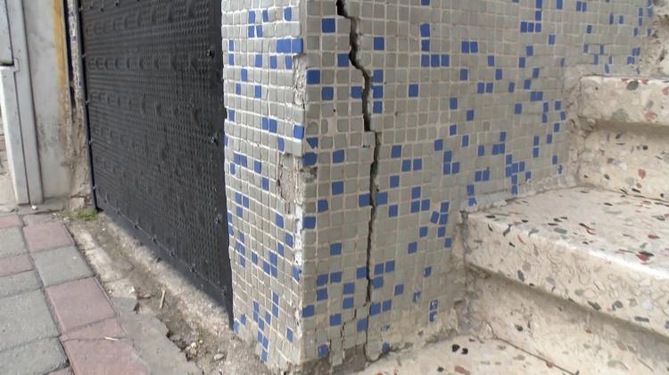 <p>Bayrampaşa'da da 3 katlı apartmanda dökülmeler ve kolonlarındaki çatlaklar endişeye yol açıyor. <br />
 </p>
