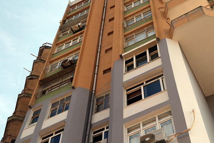 <p>Yapımı 1999'da tamamlanan, ilk 6 katı iş merkezi, diğer 6 katı apartman olan binanın iş merkezi kısmının 2 ay önce griye boyandığı, apartmandakilerin istememesi üzerine diğer kısmının boyanmadığı belirtildi.</p>
