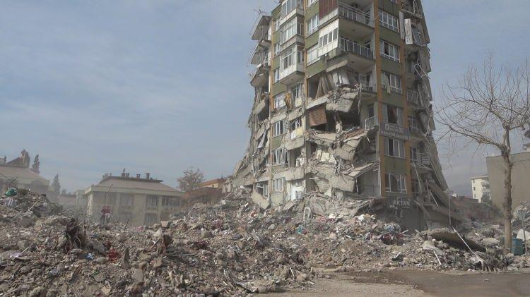 <p>Kahramanmaraş'ın Pazarcık ve Elbistan ilçelerinde, 6 Şubat Pazartesi günü meydana gelen 7.7 ve 7.6'lık iki yıkıcı deprem kent merkezinde bulunan Trabzon Bulvarı’nda büyük yıkıma neden oldu.</p>
