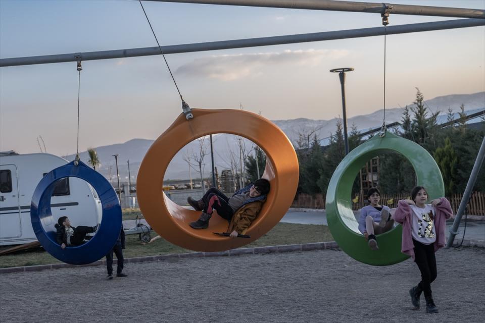 <p>Kiracılarının çoğunlukla hafta sonlarında kullandığı, bahçelerinde sebze yetiştirdiği, çocuk parkı, basketbol sahası, kafeterya, fırın, kasap ve marketi de bulunan sitedeki 1 oda 1 salondan oluşan 45 metrekarelik evler, "asrın felaketi" olarak nitelenen depremlerin ardından afetzedelerin sığınağı haline geldi.</p>
<p> </p>