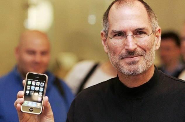<p>Amerikan teknoloji şirketi Apple'ın ilk nesil akıllı telefonu iPhone, çevrimiçi yapılan açık artırmada satıldı. 2007 yılında üretilen ilk iPhone'un kutusu hiç açılmamıştı, yeni sahibine bir servete mal oldu.</p>
