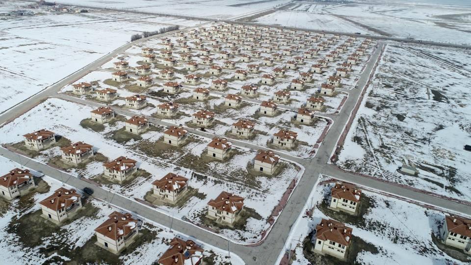 <p>Yanımızdaki apartman çöktü o da çökerken bizim binanın yarısın götürdü. Tek tesellimiz kaybımızın olmaması ama Antakya’nın yüzde 90’ı bitti. Birçok mesai arkadaşımız vefat etti, sakat kalan oldu. Antakya’mız silindi. </p>
