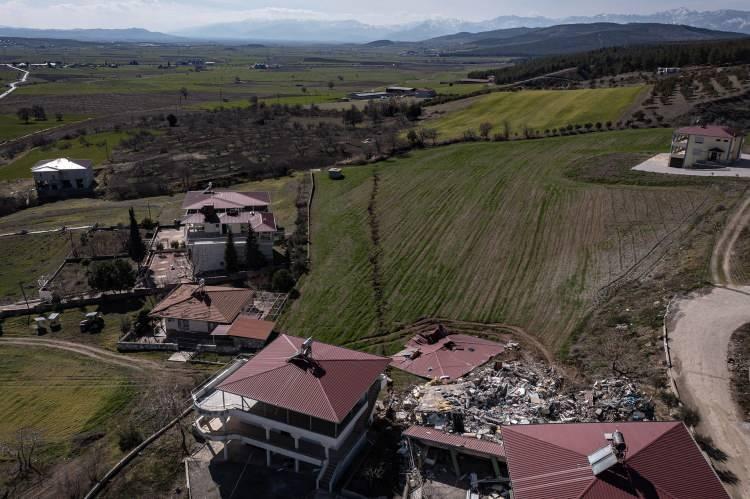 <p>Merkez üssü Kahramanmaraş'ın Pazarcık ve Elbistan ilçeleri olan, 7,7 ve 7,6 büyüklüğündeki depremlerin ardından Dulkadiroğlu ilçesindeki Çiğli Mahallesi'nden geçen fay hattının üzerindeki alanda yarık oluştu. Yaklaşık 2 metre eninde, 500 metre uzunluğunda ve 1 metre derinliğindeki yarığın mahalleyi ve tarlaları ikiye böldüğü görüldü.</p>

<p> </p>
