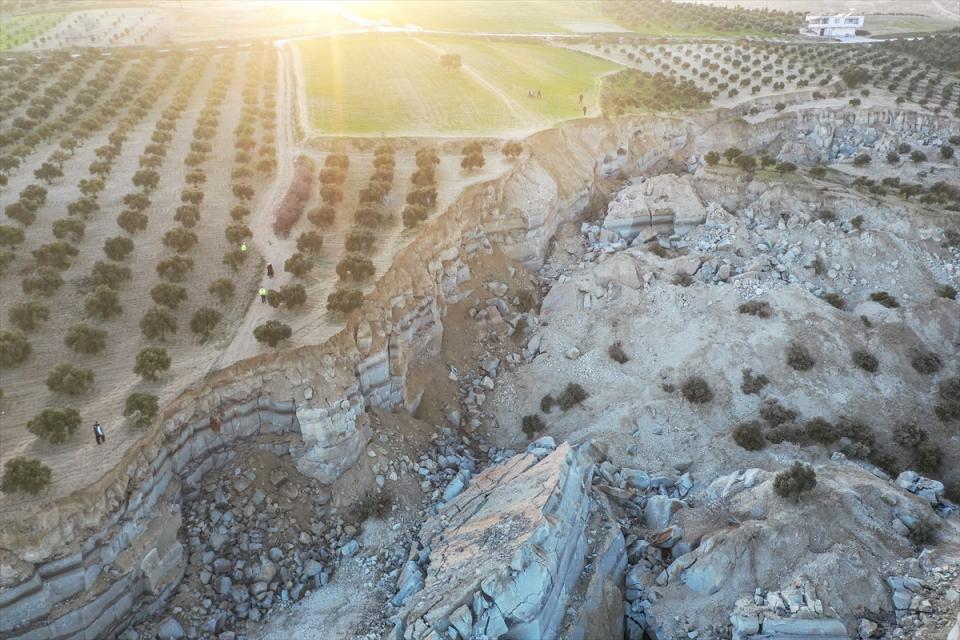 <p>Merkez üssü Kahramanmaraş'ın Pazarcık ve Elbistan ilçeleri olan depremlerin ardından kırsal Tepehan Mahallesi'ndeki zeytin bahçesinde oluşan yarık, "asrın felaketi"nin şiddetinin en belirgin sembolleri arasında yer aldı.</p>
<p> </p>