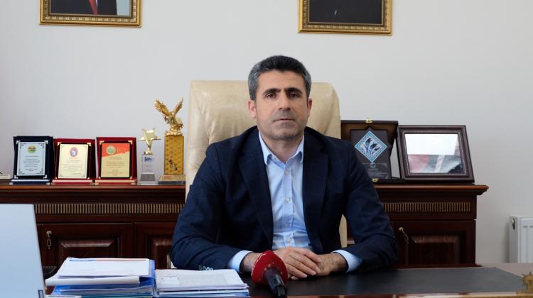 <p>"Depremler 11 ilimizde ağır hasarlara sebep olup, ölümlere neden olmuştur. Bingöl de bu depremlerden etkilenmiştir. Odamızın da içinde bulunduğu heyetle hasar çalışmalarına başladık, 21 Şubat'a kadar 361 yapımız incelendi. İncelemelerde 165 ağır hasar ve 3 yıkık tespit edildi. Ayrıca ilimiz, Anadolu, Doğu Anadolu ve Kuzeydoğu Anadolu fay hattının kesişme noktasında olduğu ve yer bilimcilerinin ısrarla üzerinde durduğu en riskli alanlarında yer almaktadır. Bu sebeple olası Bingöl depreminde başta Bingöl merkez olmak üzere Tunceli, Erzincan, Erzurum, Muş, Diyarbakır, Elazığ ve Bitlis bu depremden etkilenecek illerimiz arasındadır. 2003 depreminden önce yapılan yapılarımızdan başlamak üzere ilin tüm geneline yayılacak şekilde yapı envanteri çıkartacağız. 2003 yılında yapılanlar gerek demir, gerek beton, gerekse teknik anlamında yetersizliğinden dolayı riskli yapılar arasında yer almaktadır. Bunlar da ilimizin yaklaşık yüzde 25'ini oluşturan yapılardır. Çalışmamızla yapı stokunun belirlenmesiyle birlikte ilimizde bilim ve tekniğin referansıyla ilgili kurum ve kuruluşlarla birlikte ilimiz için eylem planları hazırlayıp çalışmalara başlamış bulunmaktayız."</p>
