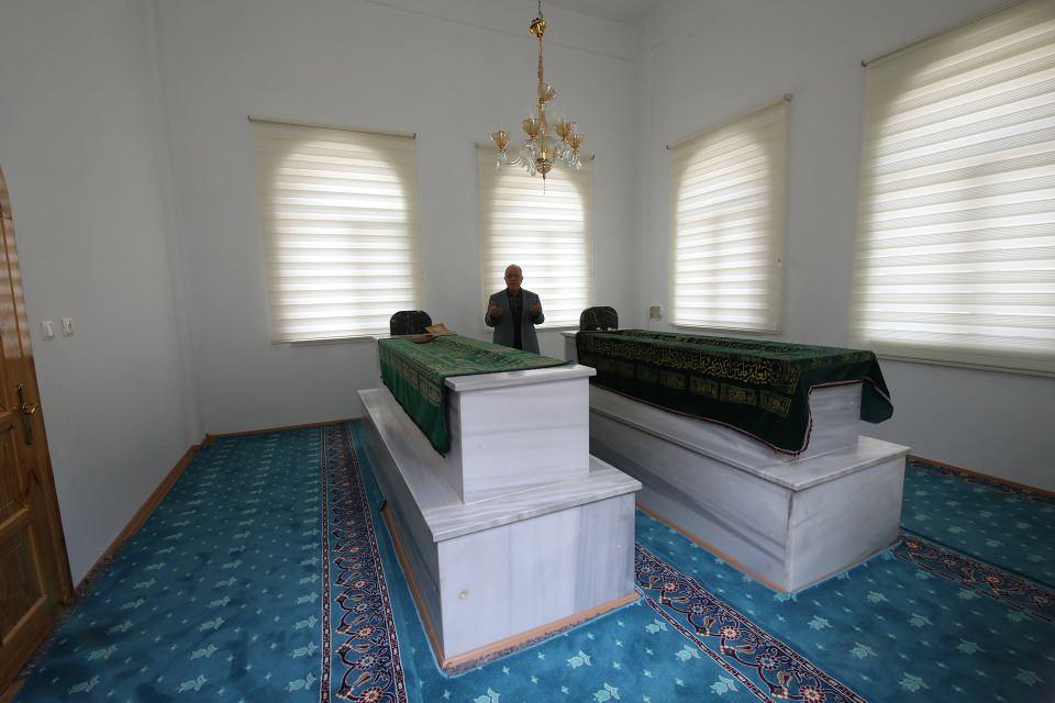 <p>Mahalle sakini Hanifi Özbey, AA muhabirine, ikinci depremden sonra dağlardaki kayaların mescide zarar verdiğini anlattı.</p>

<p> </p>

