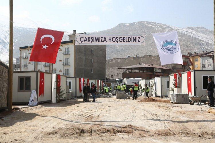 <p>Kayseri Büyükşehir Belediye Başkanı Memduh Büyükkılıç, Kahramanmaraş'ın Elbistan ilçesinde ticari yaşamı normale döndürecek "konteyner çarşı"nın kurulumunun yüzde 90 tamamlandığını bildirdi.</p>
