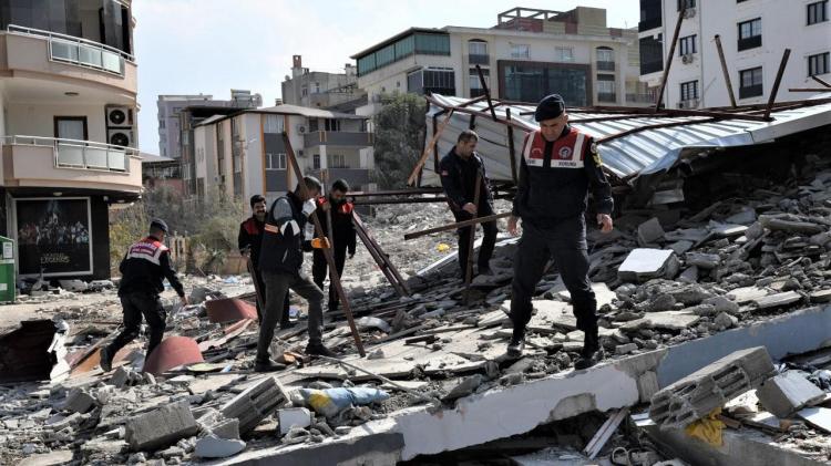 <p>Osmaniye'de yıkılan binanın enkazında kalan 5 yavru kediyi, itfaiye ve jandarma ekipleri kurtardı</p>
