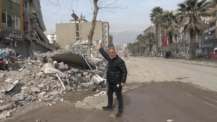 <p>Çevresindeki bütün binalar yıkılan ve ağır hasar alan Karabekiroğlu Apartmanı'nın hemen yanında enkaza dönmüş evler üzerinde kıyafet arayan depremzedelerin duyarsız hareketleri görevlileri çileden çıkardı. </p>
