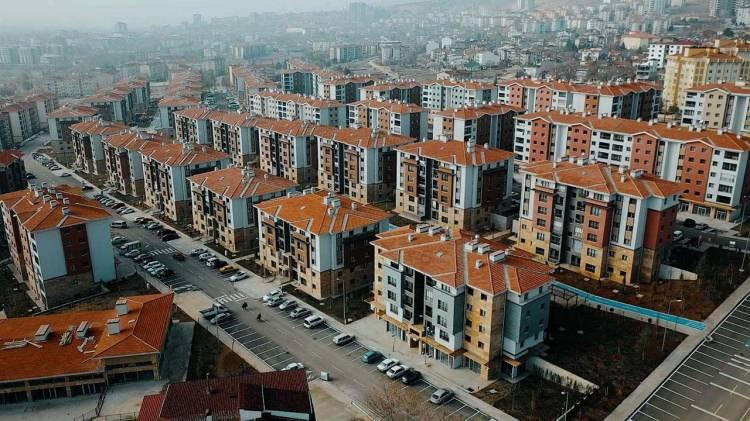 <p> Taahhüdünü yerine getirmeyen, hukukta ‘ayıplı mal’ dediğimiz deprem yönetmeliğine ve imara uygun olmayan bina satışı yapan müteahhide karşı tazminat davaları açılır.</p>