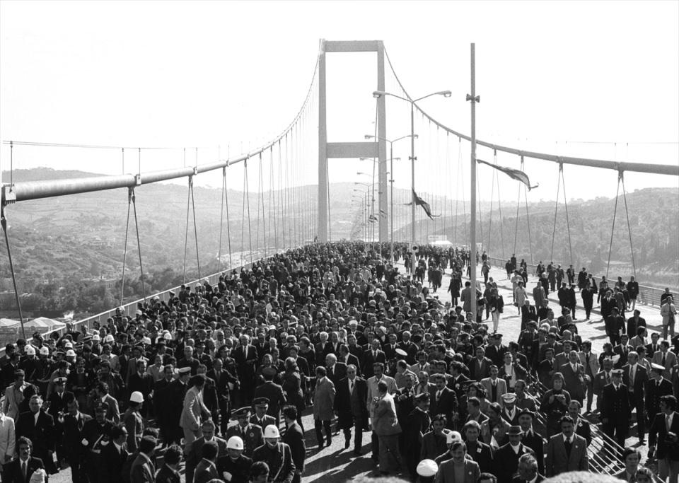 <p>Fotoğrafta, boğazın incisi olarak kabul edilen, 50 yıldır Asya ve Avrupa kıtalarını birbirine bağlayan köprünün açılışından bir kare yer alıyor.</p>
