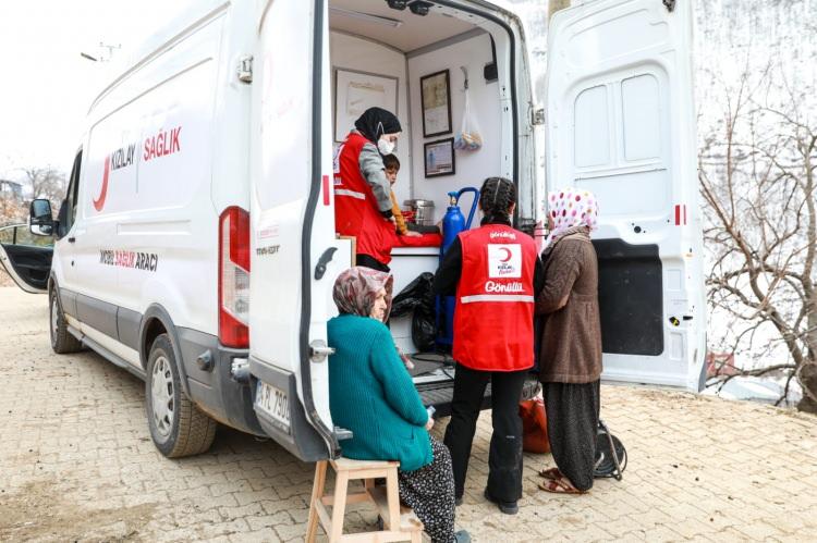 <p><strong>MOBİL SAĞLIK ARAÇLARI DEPREMZEDELERİN HİZMETİNDE</strong></p>
<p>Deprem bölgelerinde 2 bine yakın profesyonel çalışanı ve 4 binden fazla gönüllüsüyle yaraları sarmaya çalışan Kızılay, depremden etkilenen en ücra köylere kadar yardım ulaştırıyor.</p>