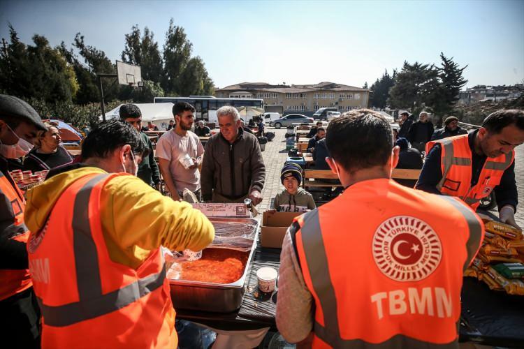 <p>Okurer, yemek hizmetini TBMM bünyesindeki profesyonel aşçılarla yürüttüklerini ifade etti.</p>

<p>Hijyenik şekilde 3 öğün yemek hizmeti sunduklarını dile getiren Okurer, "Burada tüm arkadaşlarımız gönüllülük esasıyla canla başla çalışıyor. Saat 06.00'da, 07.00'de kalkıyorlar. Hazırlıklar çok erken saatte başlıyor. Sonrasında da saat 01.00'e kadar devam eden bir çalışma tempomuz var. Vatandaşlarımıza bir nebze olsun faydamızın dokunması bizi manevi olarak da çok mutlu ediyor." diye konuştu.</p>
