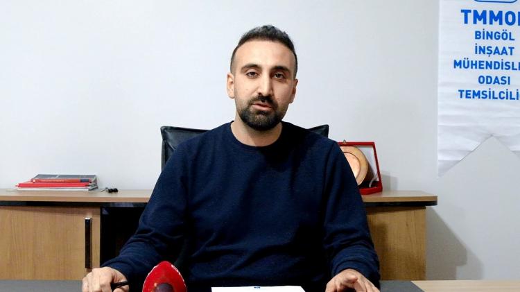 <p>'361 YAPIDAN 165'İ AĞIR HASARLI'<br />
<br />
Türk Mühendis ve Mimar Odaları Birliği Bingöl Şube Başkanı ve İnşaat Mühendisi Emre Bulşu, Pazarcık ve Elbistan merkezli depremlerin ardından kentte riskli yapılarla ilgili çalışma başlattıklarını ifade ederek, şunları söyledi:</p>
