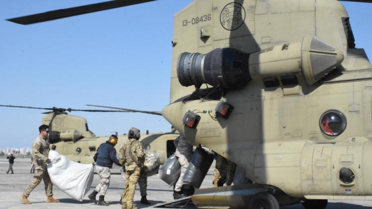 <p>TSK tarafından farklı illerden takviye edilen ve aralarında AS-532 Cougar, CH-47 Chinook, S-70 Sikorsky tipi helikopterlerin bulunduğu hava araçları, yardım sevkiyatına İncirlik`ten destek veriyor.</p>

<p> </p>
