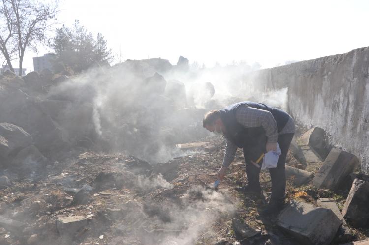 <p>Eğer katı atığın kapladığı yer fazla ise dumanın yayılması da daha fazla sürecek. İnsan sağlığı açısından zararlı bir gaz içermektedir. Atıklar kimyasal maddeler içermektedir” ifadelerini kullandı.</p>
