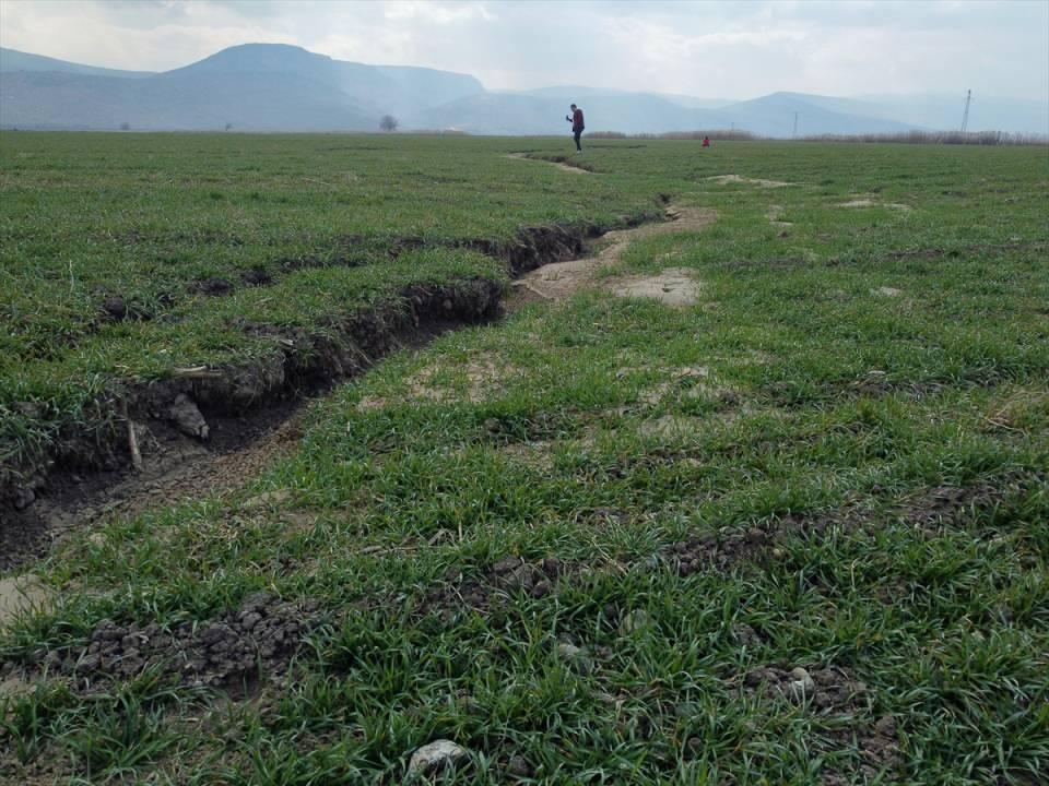 <p>Köyde sağlam ev kalmadığını belirten Güven, deprem anında Gaziantep'te olduğunu, daha sonra köye geldiğini ve yakınlarını enkazdan çıkardıklarını anlattı.</p>

<p> </p>
