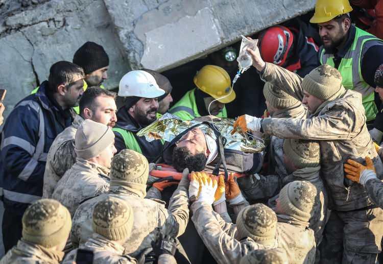 <p>Aynı saatte Deniz Kuvvetleri Komutanlığının TCG İskenderun ile en büyük çıkarma gemileri TCG Bayraktar ve TCG Sancaktar'a 'seyre hazır ol' emri verdiğini aktaran Bakan Akar, saat 07.30'da ise Doğu Akdeniz'deki iki fırkateynle iki helikoptere İskenderun Körfezi'ne intikal emri verildiğini açıkladı.</p>