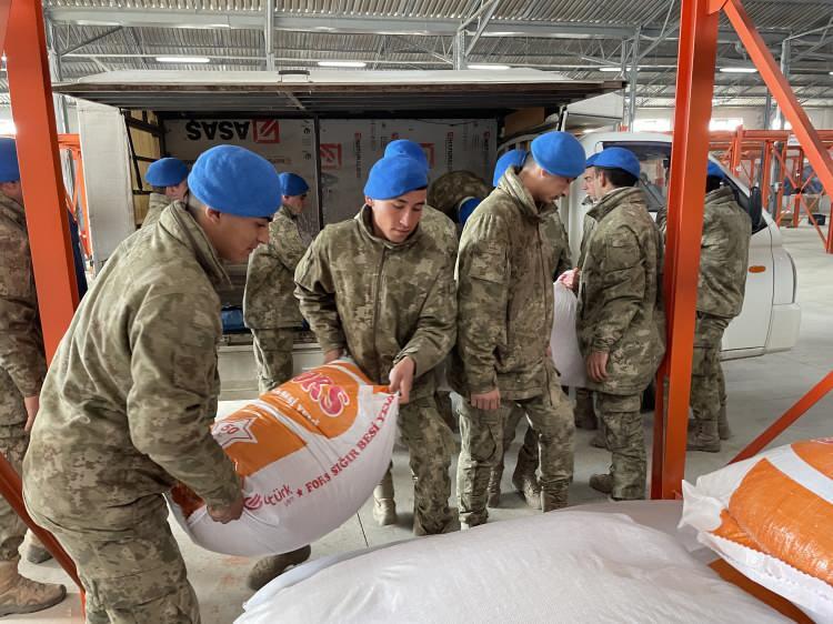 <p>Mehmetçiğin deprem bölgesinde nöbet, devriye, arama kurtarmanın yanı sıra yaşam destek faaliyetlerine ilişkin de değerlendirmelerde bulunan Bakan Akar, askerî helikopter ve uçaklarla taşınan depremzedelerden bazılarının TSK'ya ait sosyal tesislerde misafir edildiğini belirtti.</p>