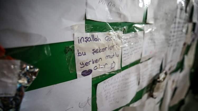 <p>Kahramanmaraş'ta 'asrın felaketi' olarak nitelendirilen 7.7 ve 7.6 büyüklüğündeki depremler sonrası Hatay'a yardım için gönderilen kolilerin içinden çıkan notlar gözyaşlarına boğdu.</p>
