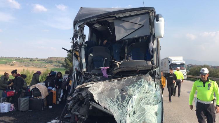 <p>Hatay'da üniversiteye hazırlanan depremzede öğrencileri, Konya'daki KYK yurduna taşıyan otobüs, Adana’da kömür yüklü kamyona arkadan çarptı. Kazada, öğretmen Hanife Şahin ile öğrencilerden Merve Genç hayatını kaybetti, 6 kişi yaralandı.</p>