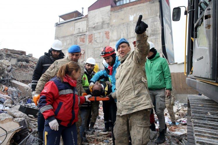 <p>Millî Savunma Bakanı Hulusi Akar, Etimesgut'ta gelen Türk Silahlı Kuvvetleri İnsani Yardım Tugayı Doğal Afet Arama ve Kurtarma Taburunun intikaline ilişkin yapılan hazırlıkları denetlemelerinin ardından saat 10.45'te beraberindeki Genelkurmay Başkanı Orgeneral Güler ve Kara Kuvvetleri Komutanı Orgeneral Avsever ile Ankara'dan deprem bölgesine hareket ettiklerini de belirtti.</p>
