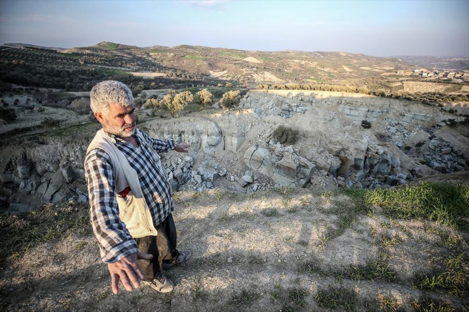 <p>Hatay'ın Altınözü ilçesinde Kahramanmaraş merkezli depremlerde devasa yarığın oluşmasıyla sahibinin tanımakta güçlük çektiği arazi, çevredekilerin merakını çekiyor.</p>
<p> </p>