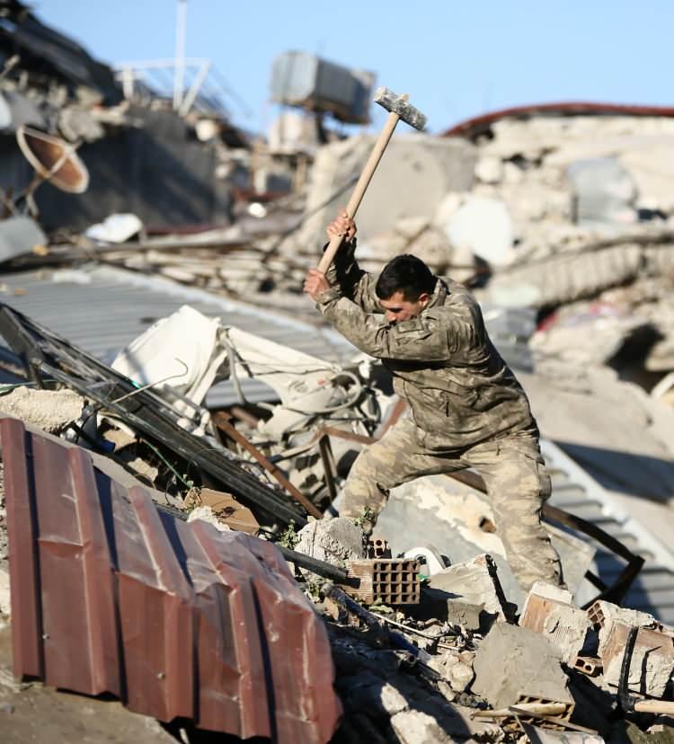 <p>Deprem bölgesinde yer alan 2’nci Ordu Komutanlığı birliklerinin valilik ve AFAD ile koordineli olarak saat 06.00'ta Kahramanmaraş, Malatya ve İskenderun'da arama kurtarma çalışmalarına başladığını dile getiren Bakan Akar, çalışmalar kapsamında saat 07.00'de iki askerî ambulans uçağının da Etimesgut'taki askerî havaalanında hazır olduğunu belirtti.</p>
